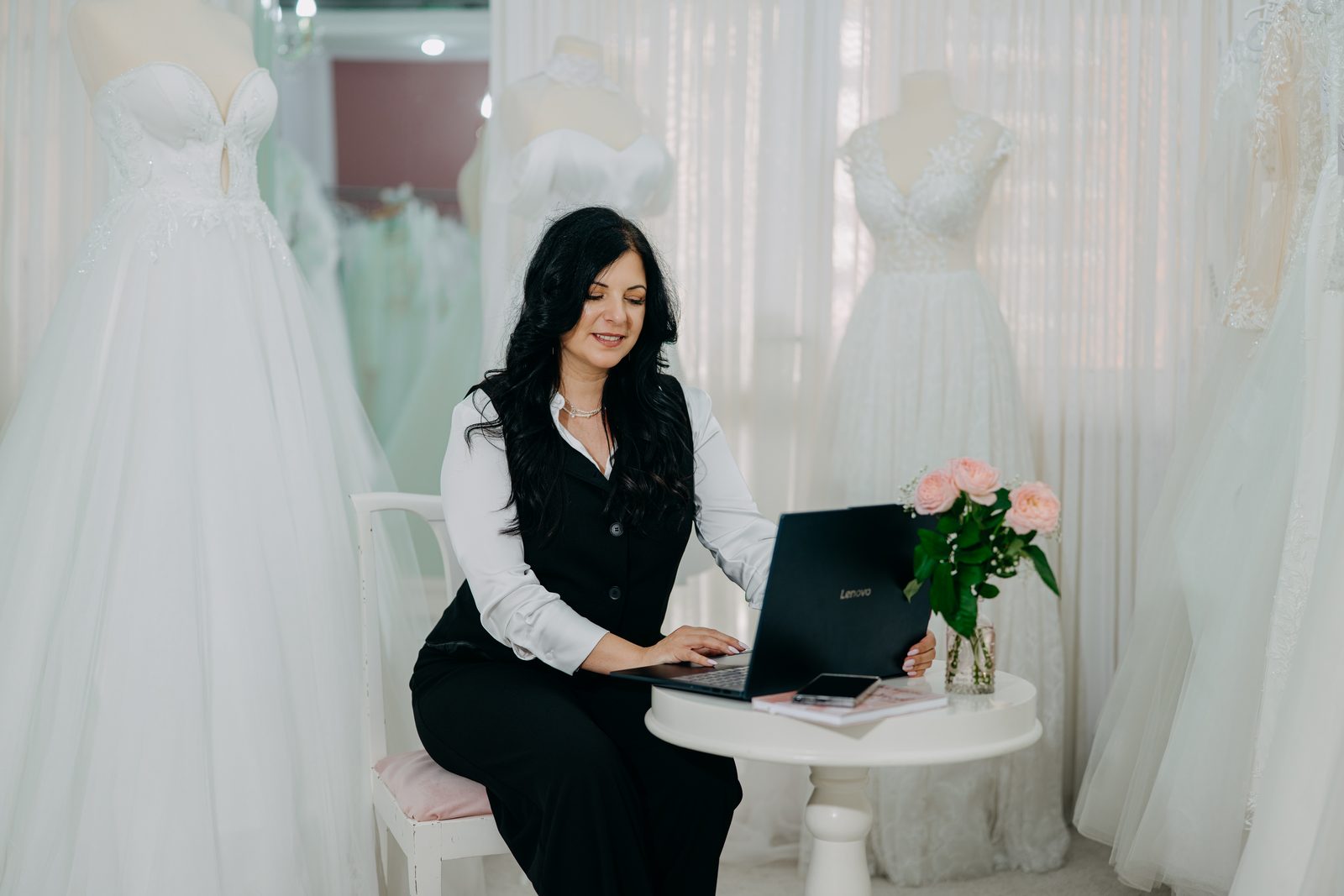 Szőcs Ramóna a laptopja mellett a szalonban